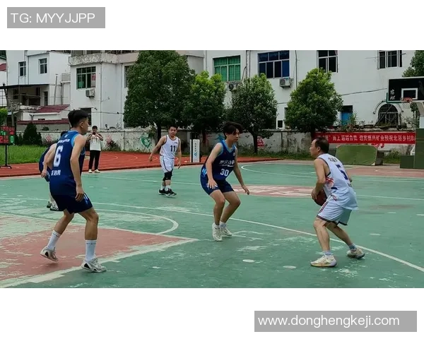 在成都篮球场上，情侣们的甜蜜瞬间与激情对决交织的浪漫故事